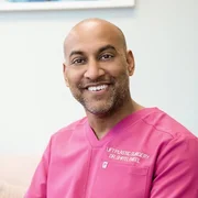 El Dr. Shitel D. Patel sonriendo con una camisa rosa